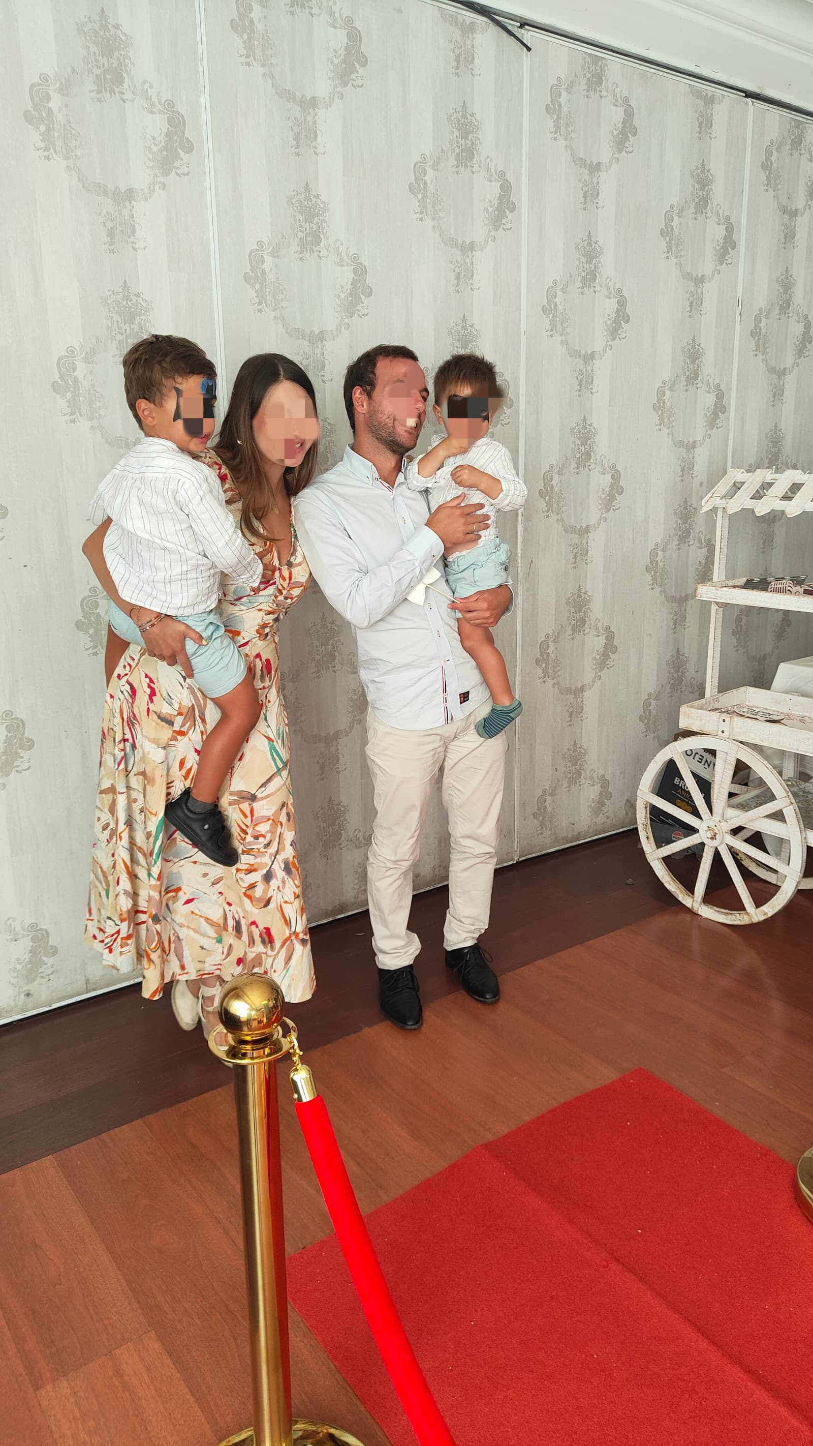 Una familia con dos niños posando sobre la alfombra roja
