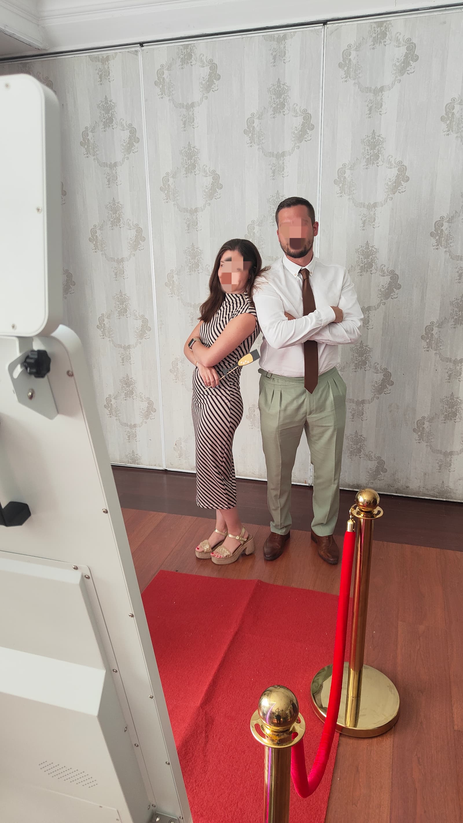 Una pareja posando sobre la alfombra roja delante del espejo