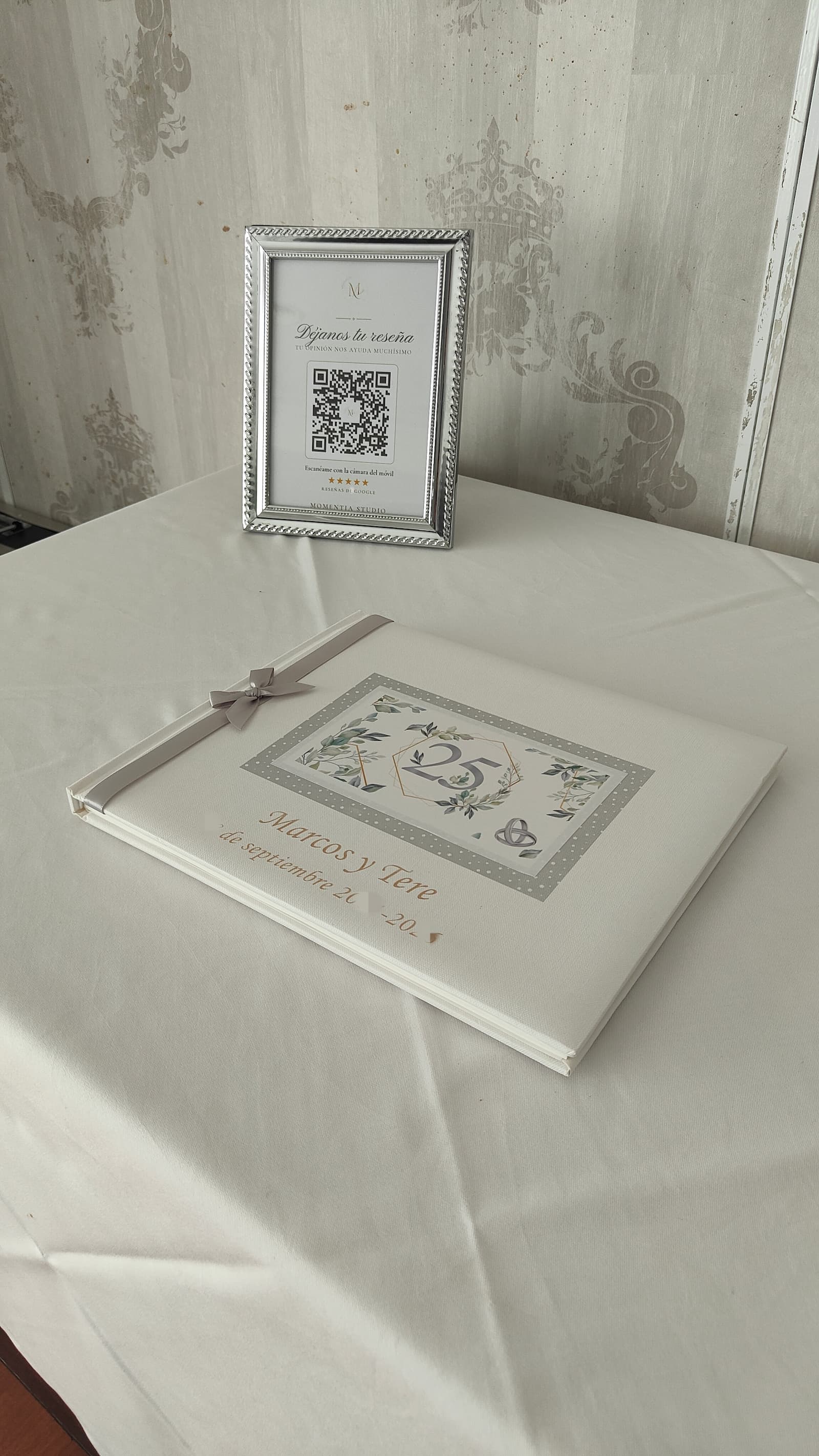 El álbum de firmas personalizado con los nombres y la fecha en la portada