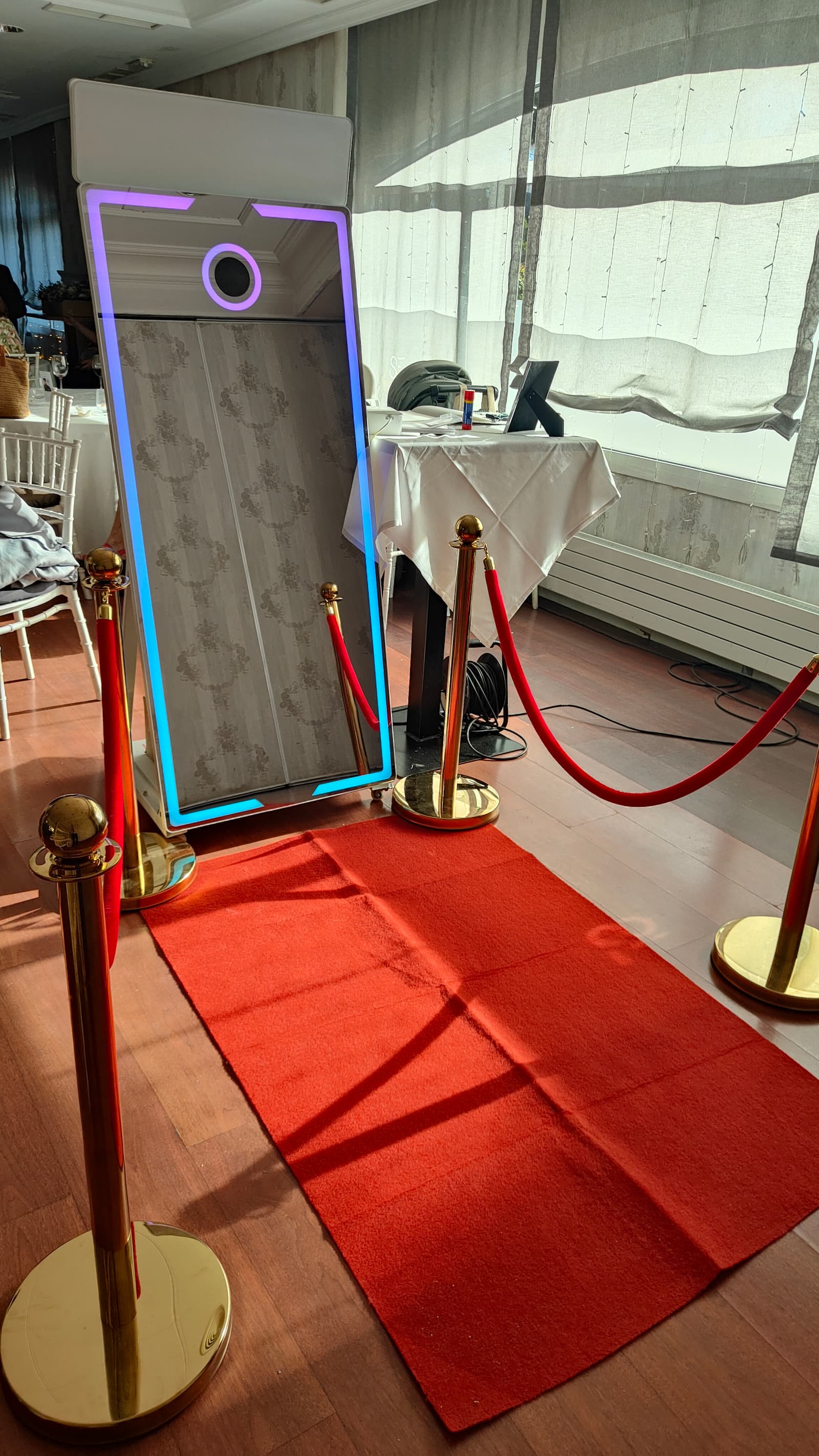 El Espejo Mágico encendido con la alfombra roja y las vallas doradas