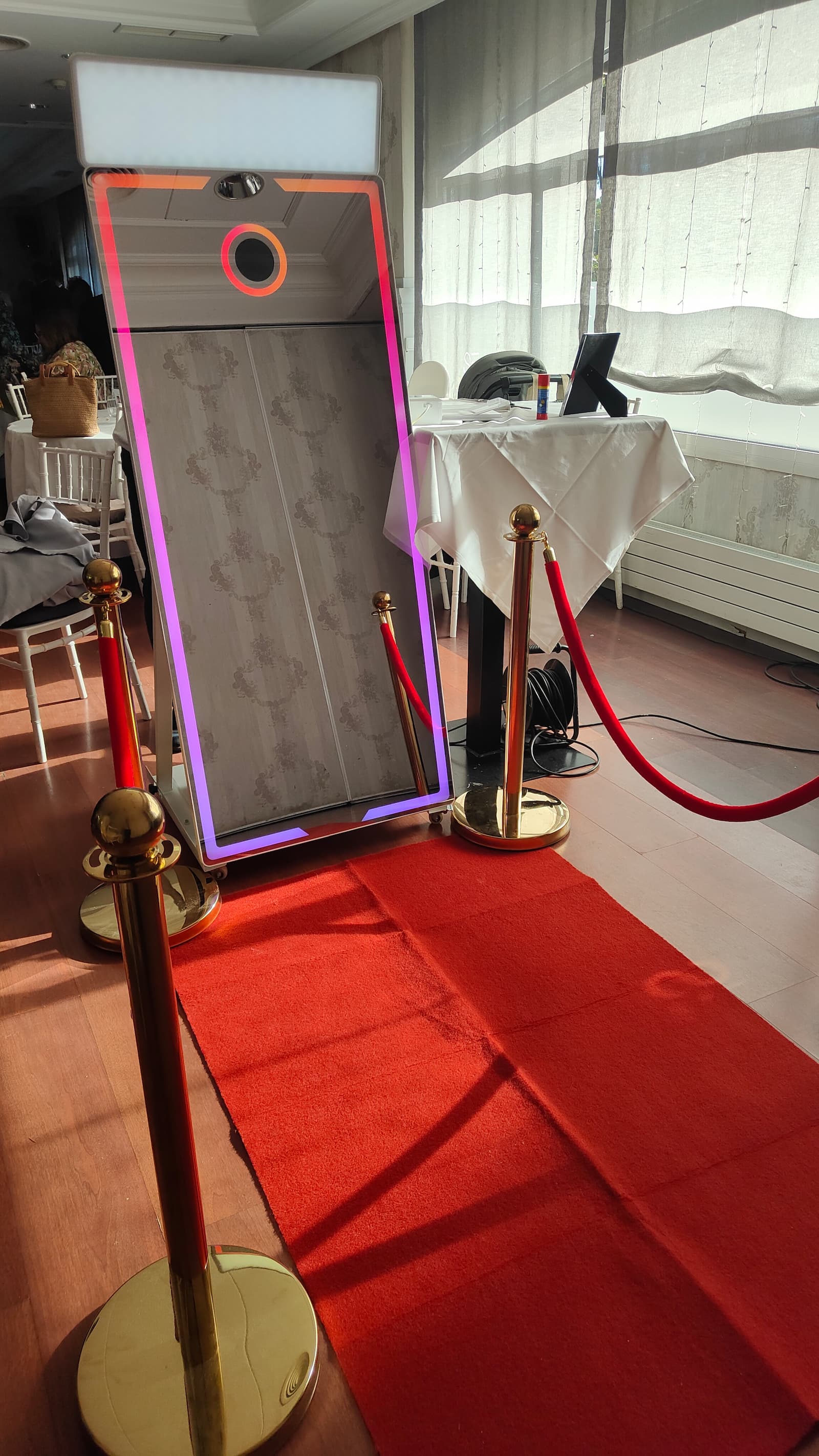 El Espejo Mágico encendido sobre la alfombra roja en un salón de celebraciones