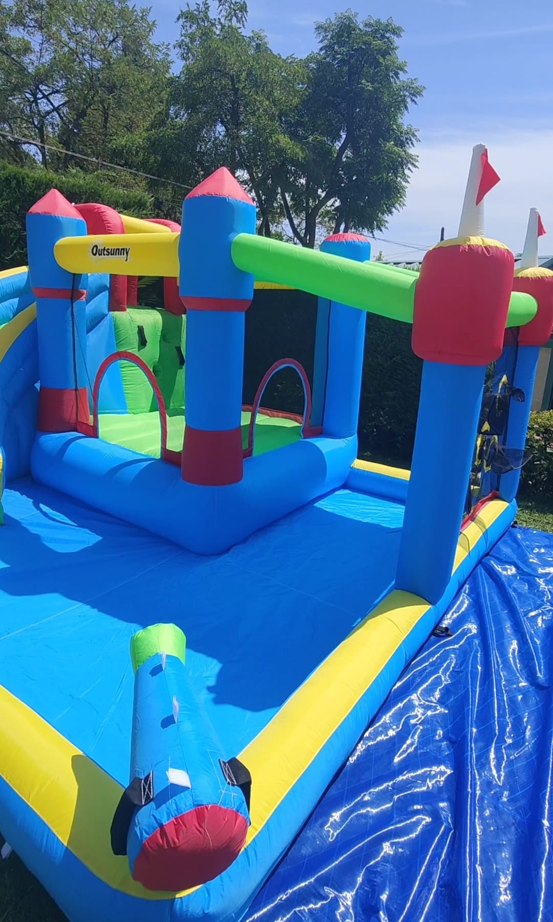 Castillo hinchable montado en un jardín