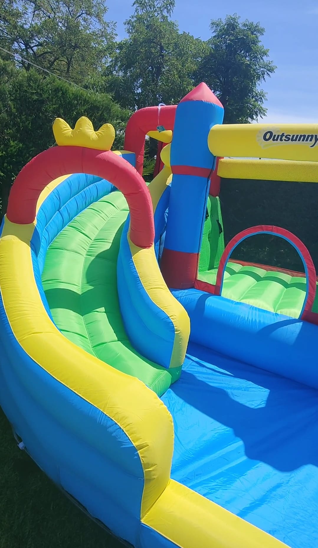 Detalle del tobogán del castillo hinchable